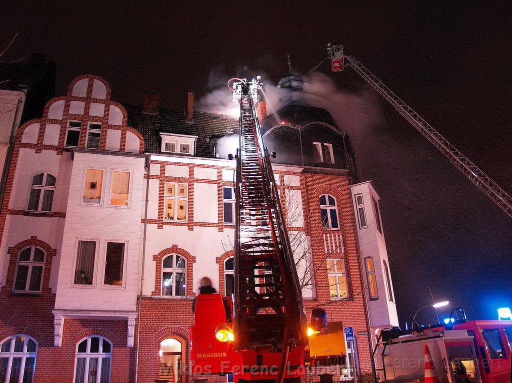 Feuer 3 Dachstuhlbrand Koeln Muelheim Gluecksburgstr P025.JPG
